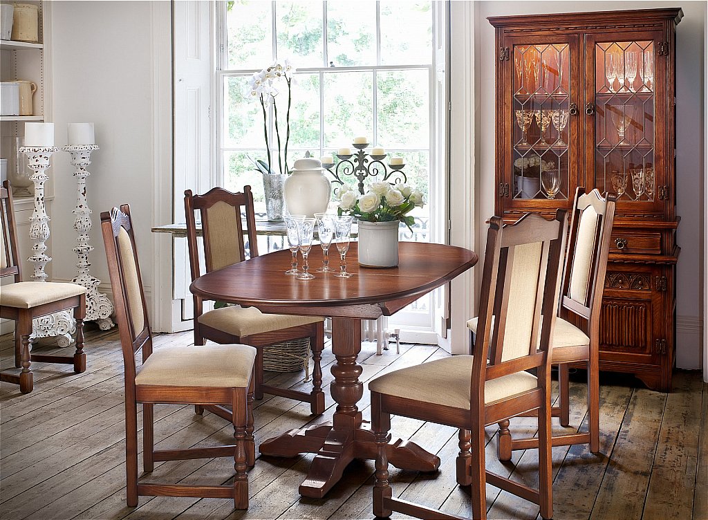 Old charm table shop and chairs